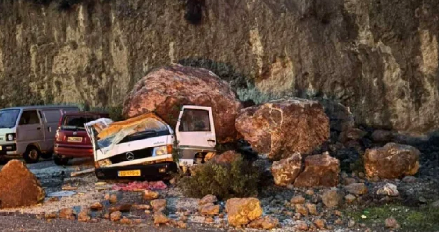 Νέες κατολισθήσεις στην Πάργα: Βράχια καταπλάκωσαν αυτοκίνητα - Δείτε φωτογραφίες