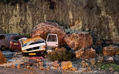 Σε κλοιό κατολισθήσεων η Πάργα: Βράχια καταπλάκωσαν αυτοκίνητα και απειλούν οικισμούς