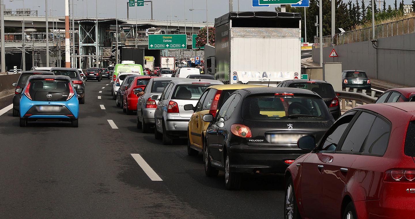 Κίνηση τώρα: Μποτιλιάρισμα 2,5 χιλιομέτρων στη λεωφόρο Σχιστού, καθυστερήσεις πάνω από 30 λεπτά στην Αττική Οδό και χάος στον Κηφισό