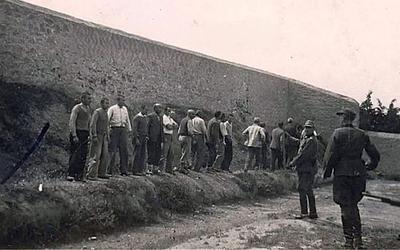 Οι 200 της Καισαριανής: Το ηρωικό σύμβολο που συγκλονίζει μέσα από φωτογραφίες