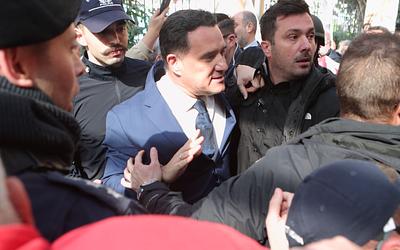 Χάος στη Νίκαια: Επεισόδια και συλλήψεις στα εγκαίνια των νέων ΤΕΠ