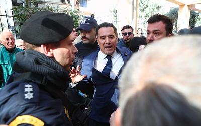 Πολιορκία στη Νίκαια: Η επεισοδιακή είσοδος του Άδωνι Γεωργιάδη στο νοσοκομείο