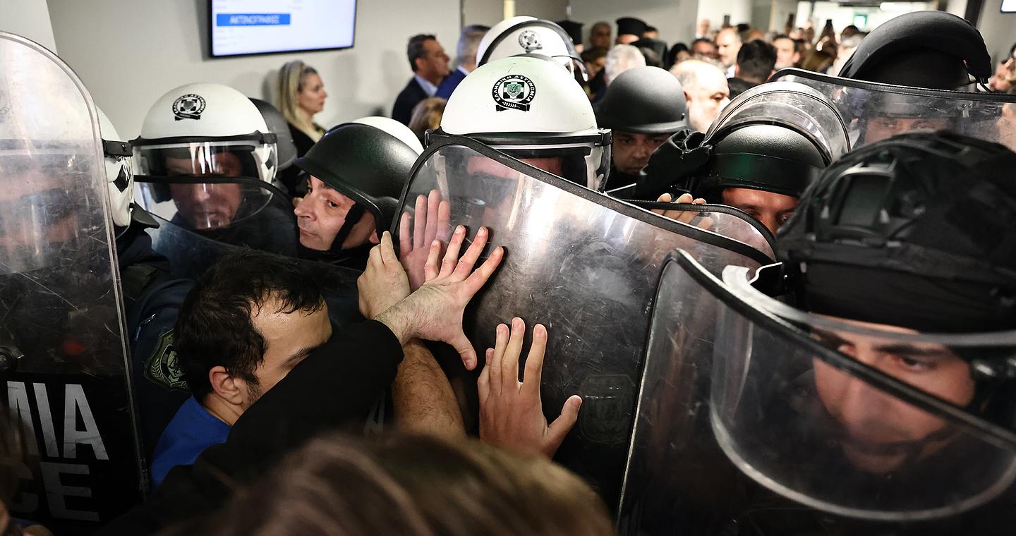 Ενταση στο Νοσοκομείο Νίκαιας κατά την επίσκεψη Γεωργιάδη [φωτογραφίες]