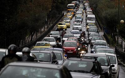 Απροσπέλαστη η Αθήνα: Σε ποιους δρόμους η κίνηση είναι εξαιρετικά αυξημένη