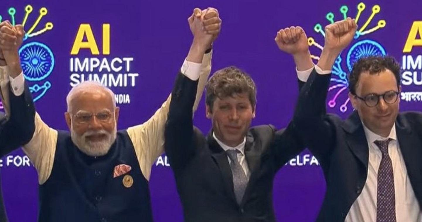 Άσβεστο μίσος: Οι δύο πιο γνωστοί γκουρού του ΑΙ αρνήθηκαν να πιαστούν χέρι-χέρι στην εκδήλωση με τον Μόντι -Viral το στιγμιότυπο