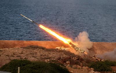 Πύραυλοι και ρωσικά γυμνάσια: Το Ιράν προκαλεί και οι ΗΠΑ προειδοποιούν