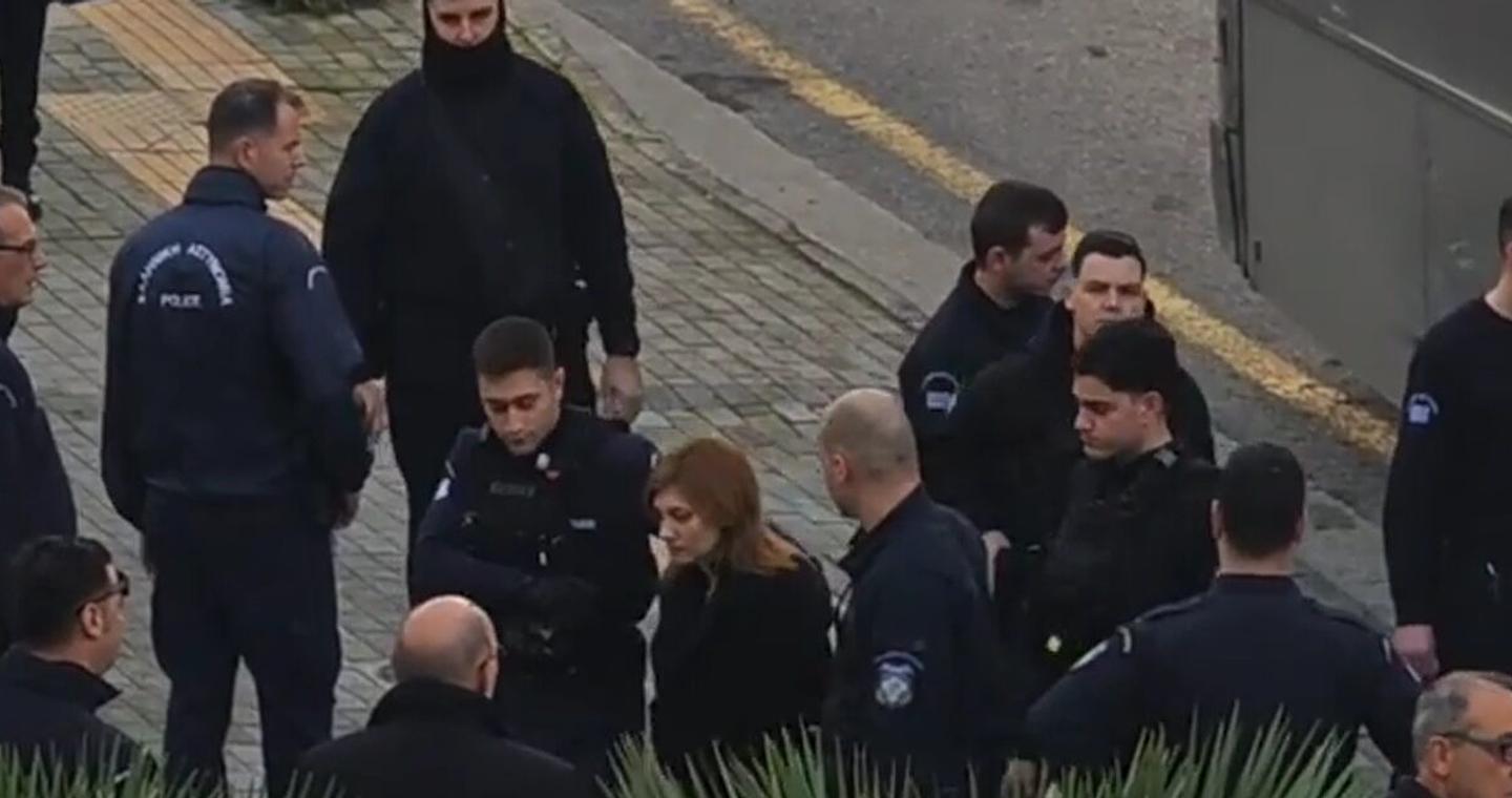 Η Ρούλα Πισπιρίγκου με μπαστούνι στο Εφετείο στη δίκη για τους θανάτους της Ίριδας και της Μαλένας