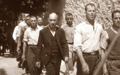 Αποκαλύπτονται οι ήρωες της Καισαριανής: Το μυστήριο των 12 φωτογραφιών στο eBay