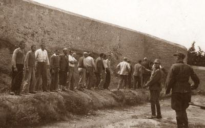 Νέα τροπή στην Καισαριανή: Τέλος στη δημοπρασία των φωτογραφιών των 200