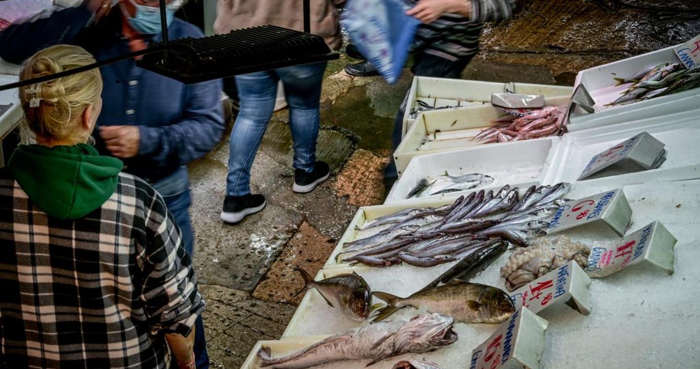 Ακρίβεια: «Αλμυρό» το σαρακοστιανό τραπέζι – Τσουχτερές αυξήσεις έως και 6 ευρώ στα θαλασσινά