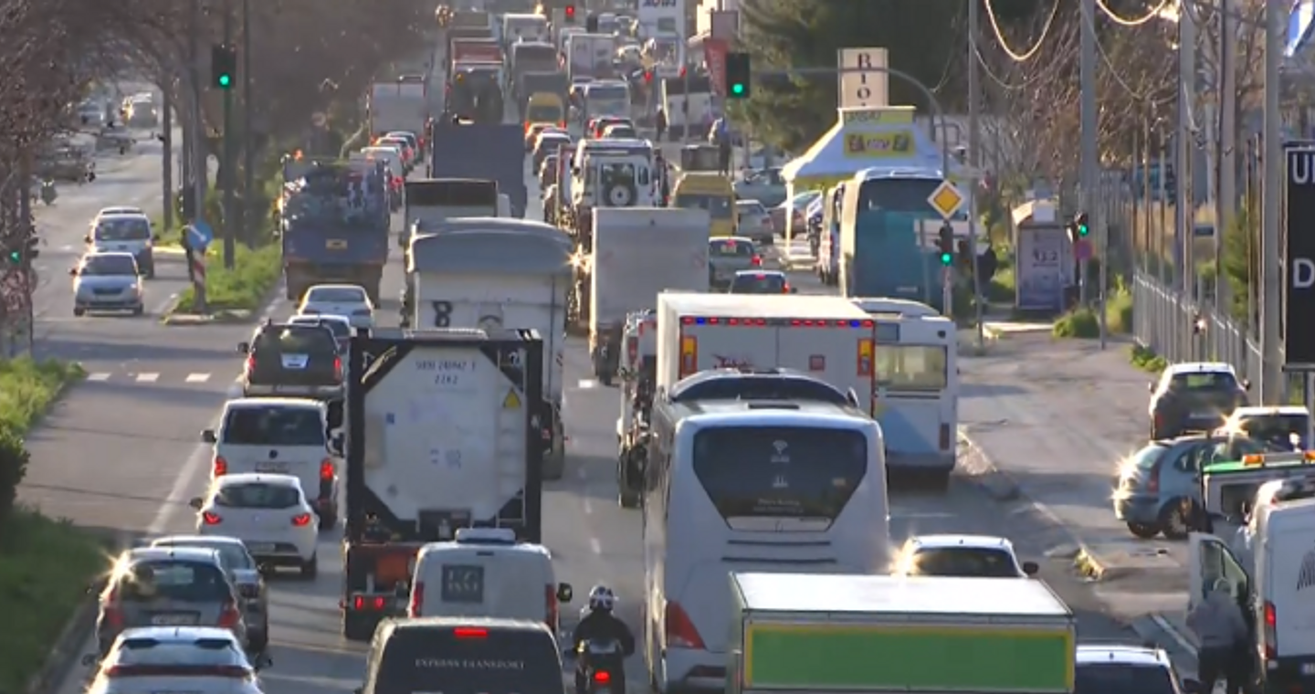 Στο «κόκκινο» η κίνηση στους δρόμους της Αθήνας – Απέραντο πάρκινγκ ο Κηφισός