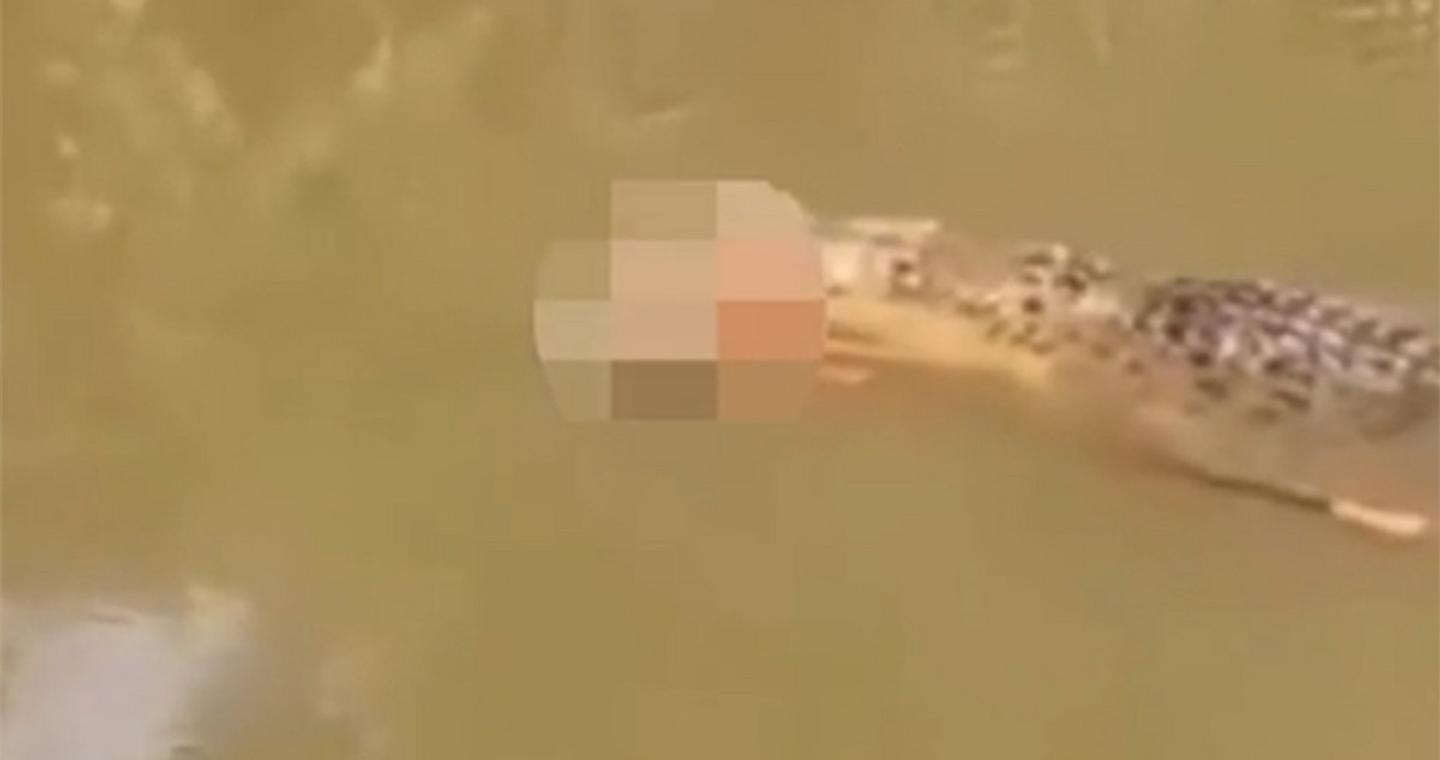 Τρόμος στην Ινδονησία: Γιγάντιος κροκόδειλος αναδύεται με το άψυχο σώμα γυναίκας μπροστά σε εκατοντάδες κατοίκους