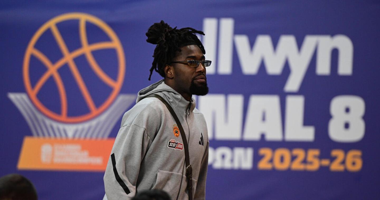 Ολυμπιακός – Παναθηναϊκός: Οι ερυθρόλευκοι κατήγγειλαν ότι ο Λεσόρ πέταξε μπάνανα στο φιλάθλους