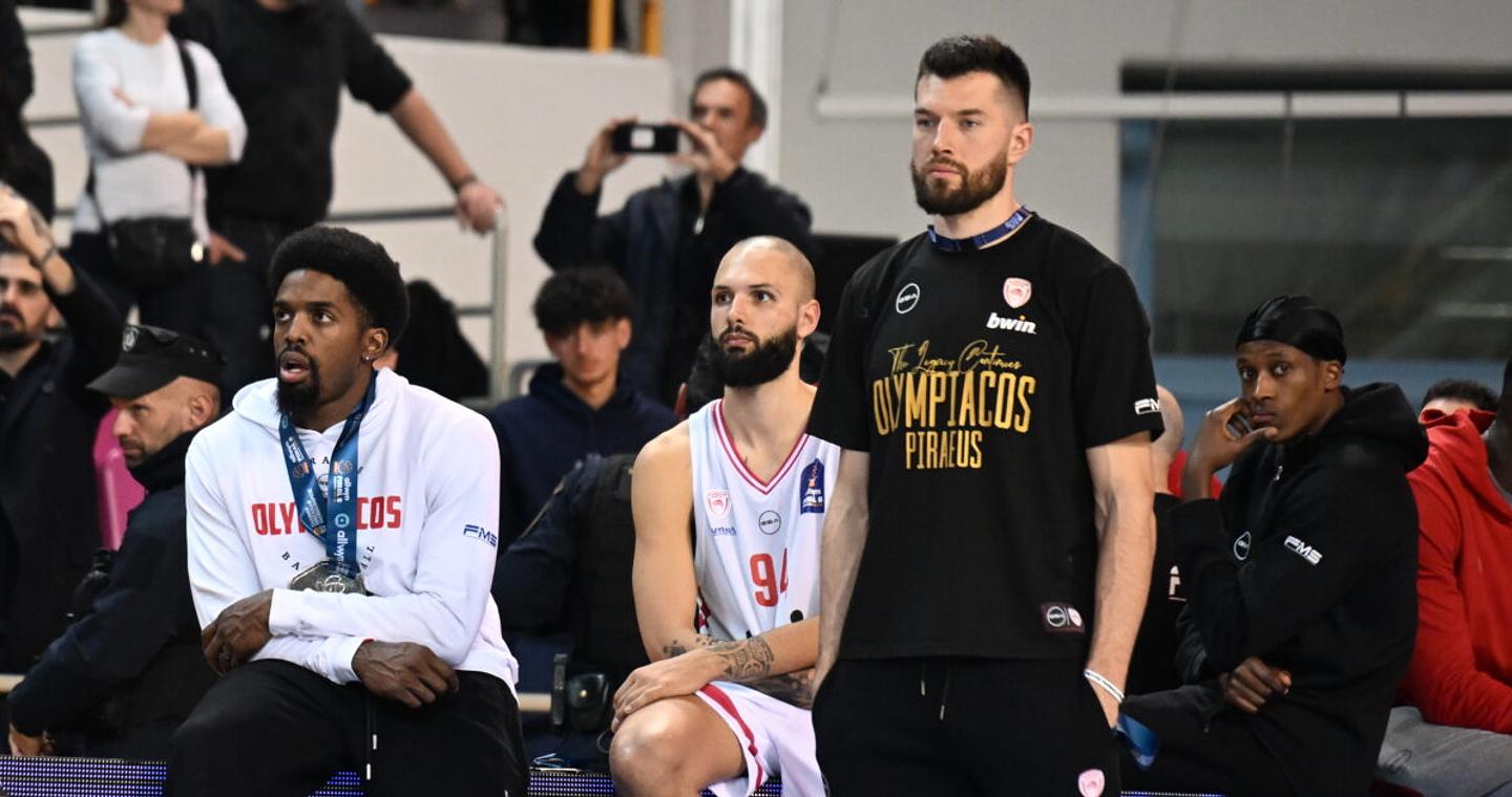 Ολυμπιακός - Παναθηναϊκός: Η φοβερή στιγμή του Σλούκα με τον Βεζένκοφ και η κίνηση των Πειραιωτών στην απονομή του Κυπέλλου