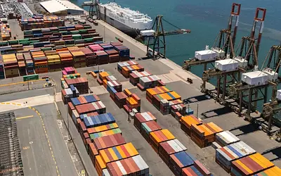 Οικονομικό «οδοστρωτήρα» θυμίζει ο Τραμπ: Παγκόσμιοι δασμοί 15% και διεθνής αναταραχή