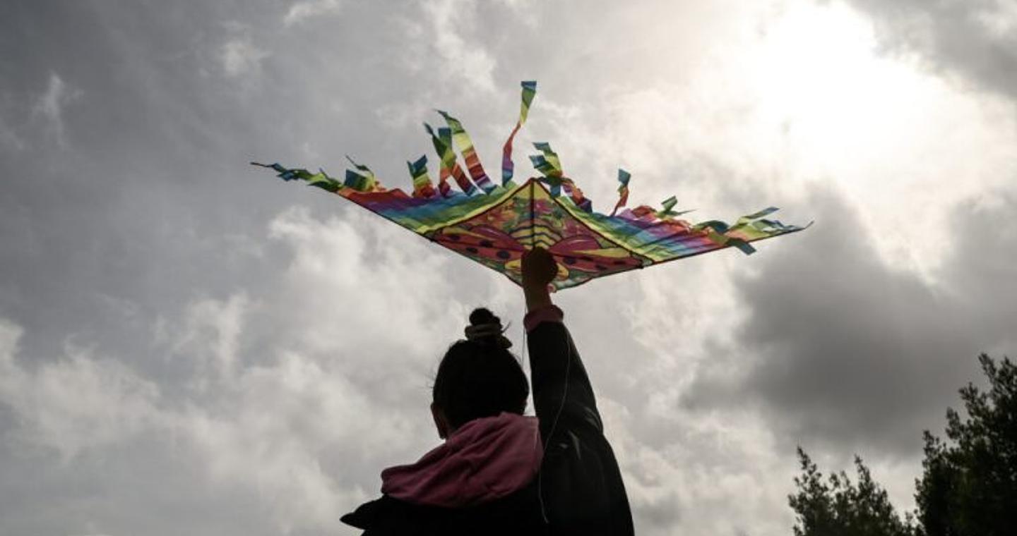 Καιρός: Τελευταία Κυριακή της Αποκριάς με βροχές και βοριάδες – Με ηλιοφάνεια το πέταγμα του χαρταετού