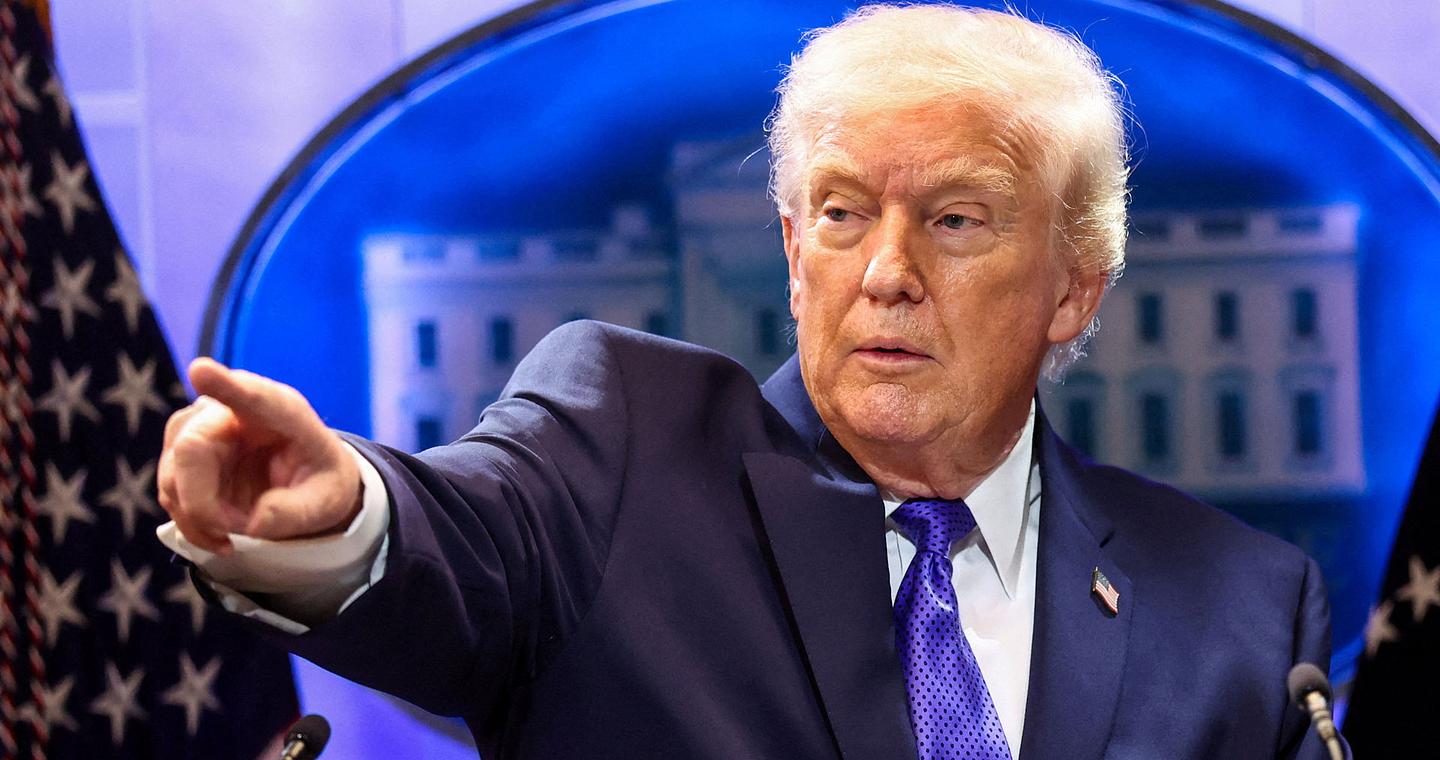 Ο Τραμπ αυξάνει στο 15% τους δασμούς στα εισαγόμενα προϊόντα