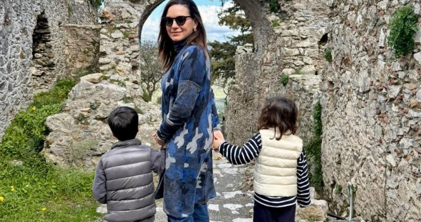 Η Όλγα Κεφαλογιάννη φωτογραφίζεται με τα παιδιά της, μετά την απόσυρση της αγωγής κατά Μίνου Μάτσα [εικόνες]