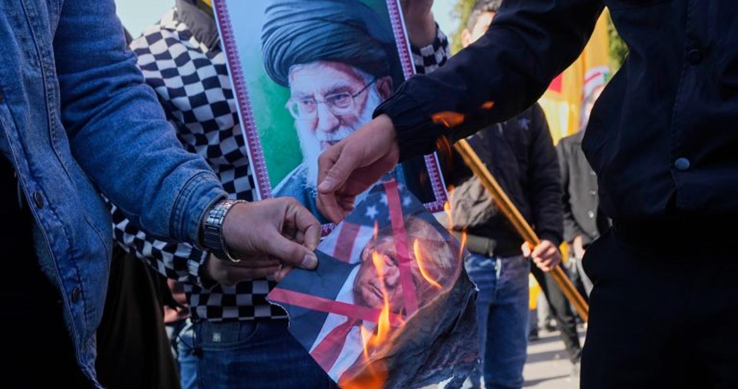 Ο Τραμπ απορεί γιατί το Ιράν δεν έχει «συνθηκολογήσει» – Χάσμα ανάμεσα σε Τεχεράνη και Ουάσινγκτον για την ελάφρυνση των κυρώσεων