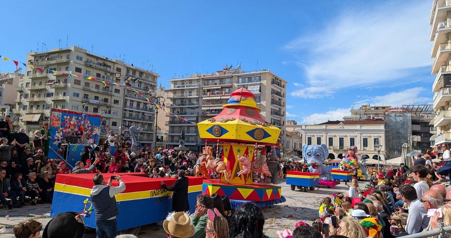 Σε εξέλιξη το καρναβάλι της Πάτρας: Ατελείωτο πάρτι και ξέφρενοι ρυθμοί σε όλη την πόλη – Δείτε live την παρέλαση των αρμάτων