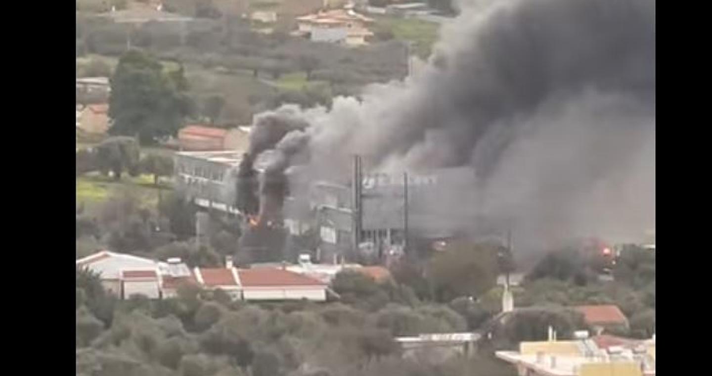 Μεγάλη φωτιά σε επιχείρηση στα Σπάτα – Επιχειρούν ισχυρές δυνάμεις της Πυροσβεστικής