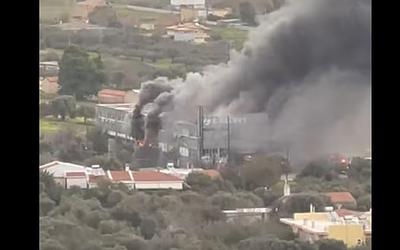 Συναγερμός στα Σπάτα: Μεγάλη πυρκαγιά σε γνωστή επιχείρηση αθλητικών ειδών