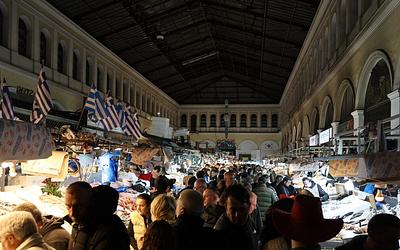 Μεγάλες ουρές στη Βαρβάκειο: Η παραδοσιακή ολονυχτία που ένωσε τους Αθηναίους