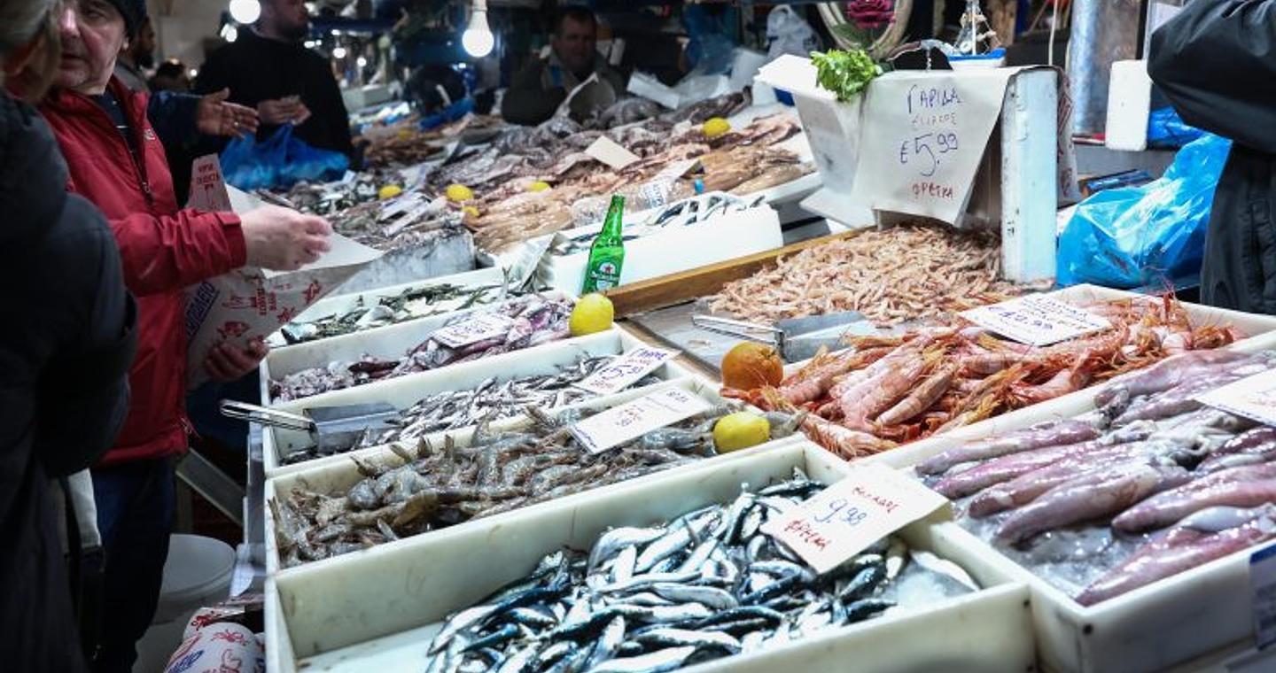 Καθαρά Δευτέρα: Πώς θα λειτουργήσουν τα σούπερ μάρκετ – Τι ισχύει για λαϊκές, Βαρβάκειο και Ρέντη