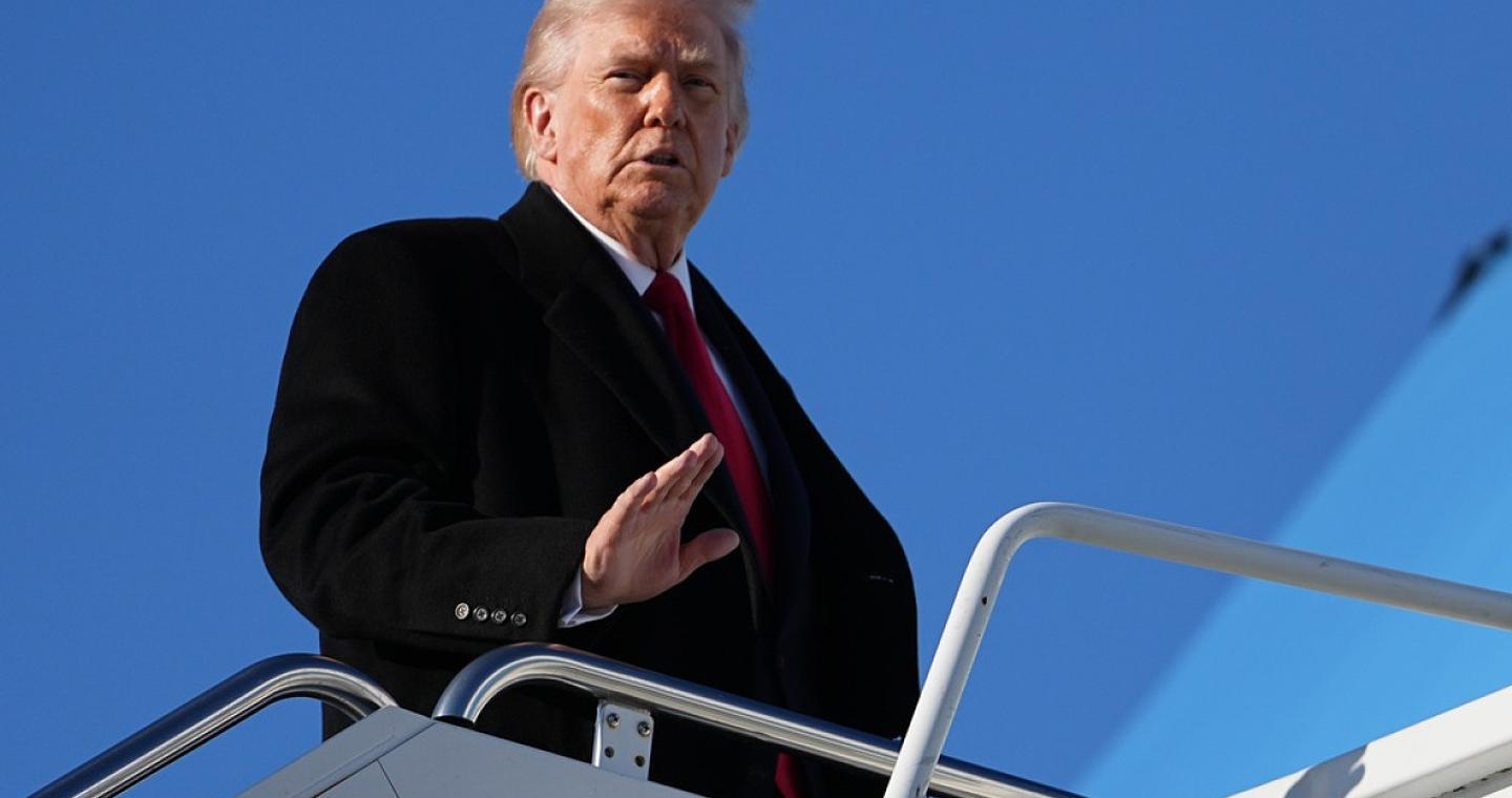 NYT: Ο Τραμπ εξετάζει αρχικά περιορισμένο πλήγμα στο Ιράν και κλιμάκωση με στόχο την ανατροπή Χαμενεΐ