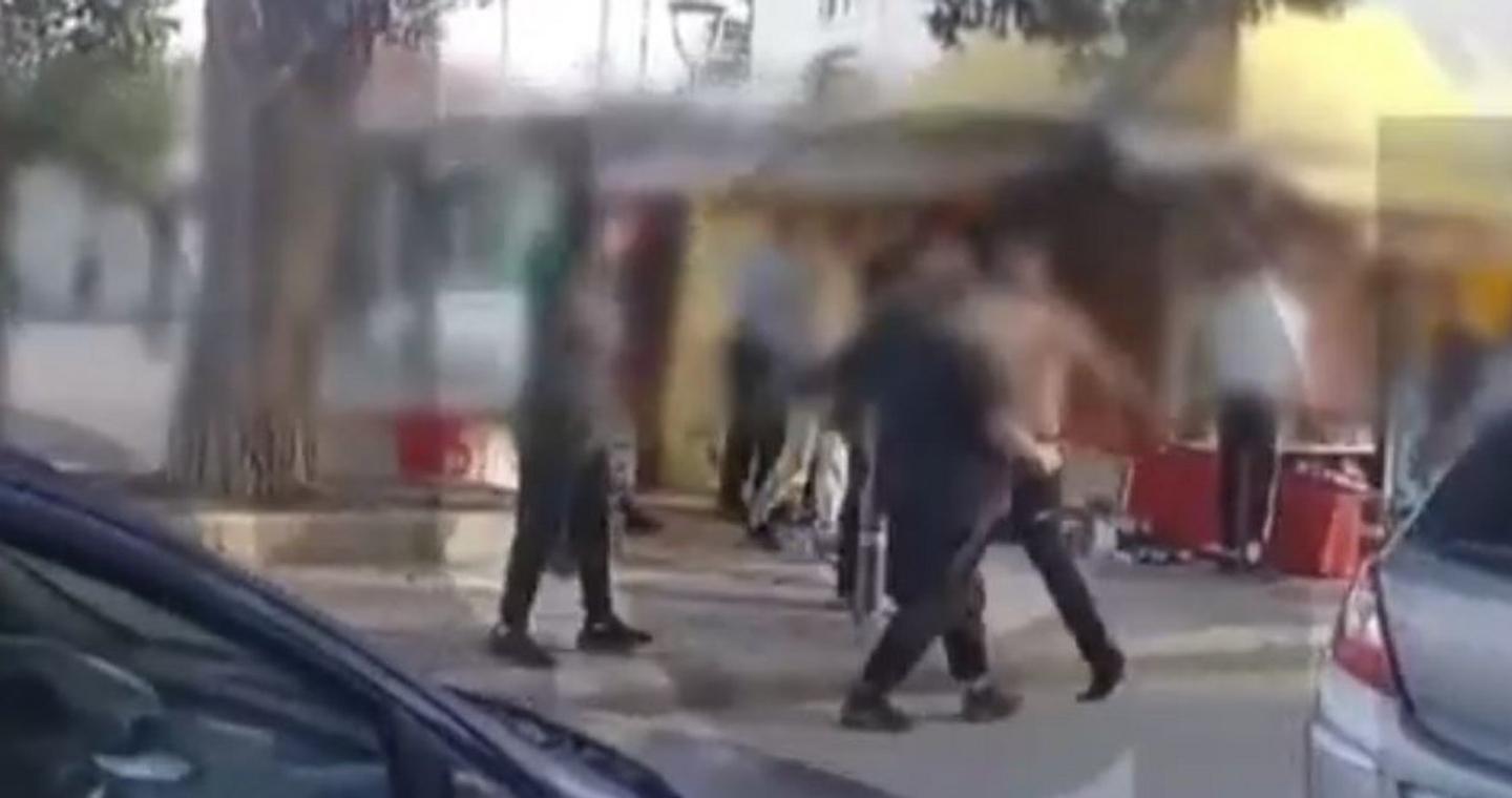 Ηλεία: Άγρια επίθεση σε υπάλληλο περιπτέρου στη Γαστούνη -Στο νοσοκομείο πατέρας και γιος, «έχω ράμματα στο κεφάλι» [βίντεο]