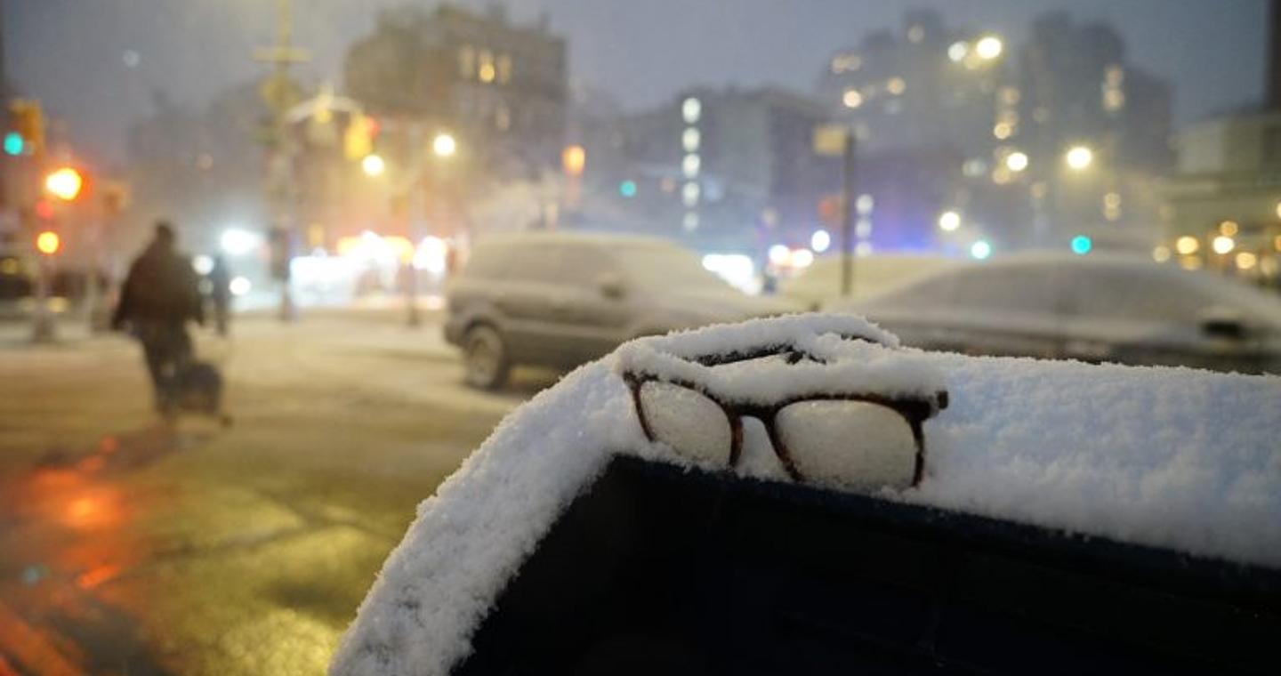 ΗΠΑ: Σφοδρή χιονοθύελλα «παγώνει» τη βορειοανατολική ακτή – Απαγορεύσεις μετακινήσεων και κατάσταση έκτακτης ανάγκης