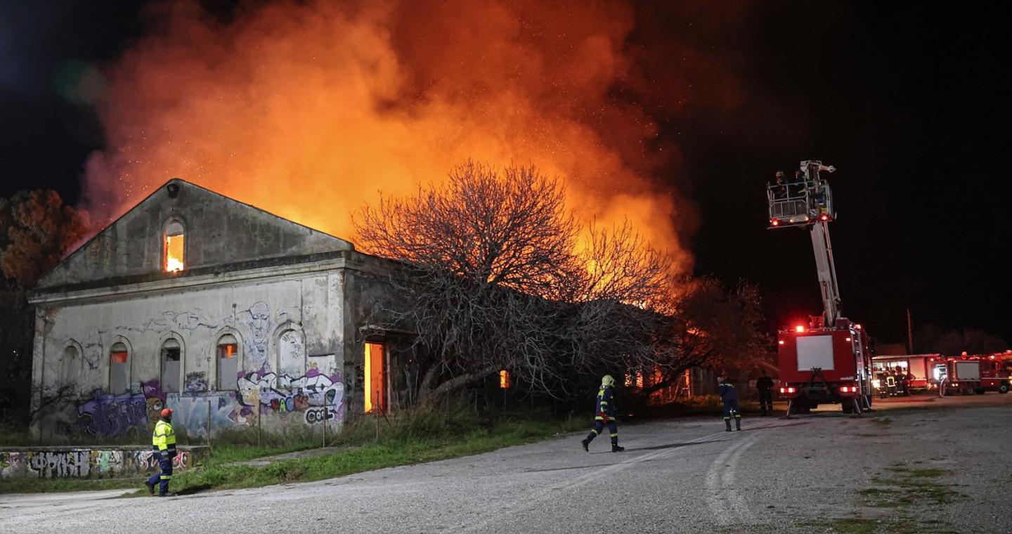 Θεσσαλονίκη: Βελτιωμένη η εικόνα της φωτιάς στο πρώην στρατόπεδο Κόδρα