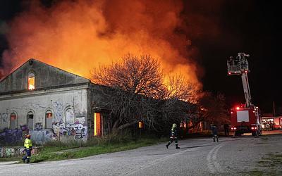 Φλόγες στο στρατόπεδο Κόδρα: Η ολονύχτια μάχη με την πυρκαγιά στην Καλαμαριά
