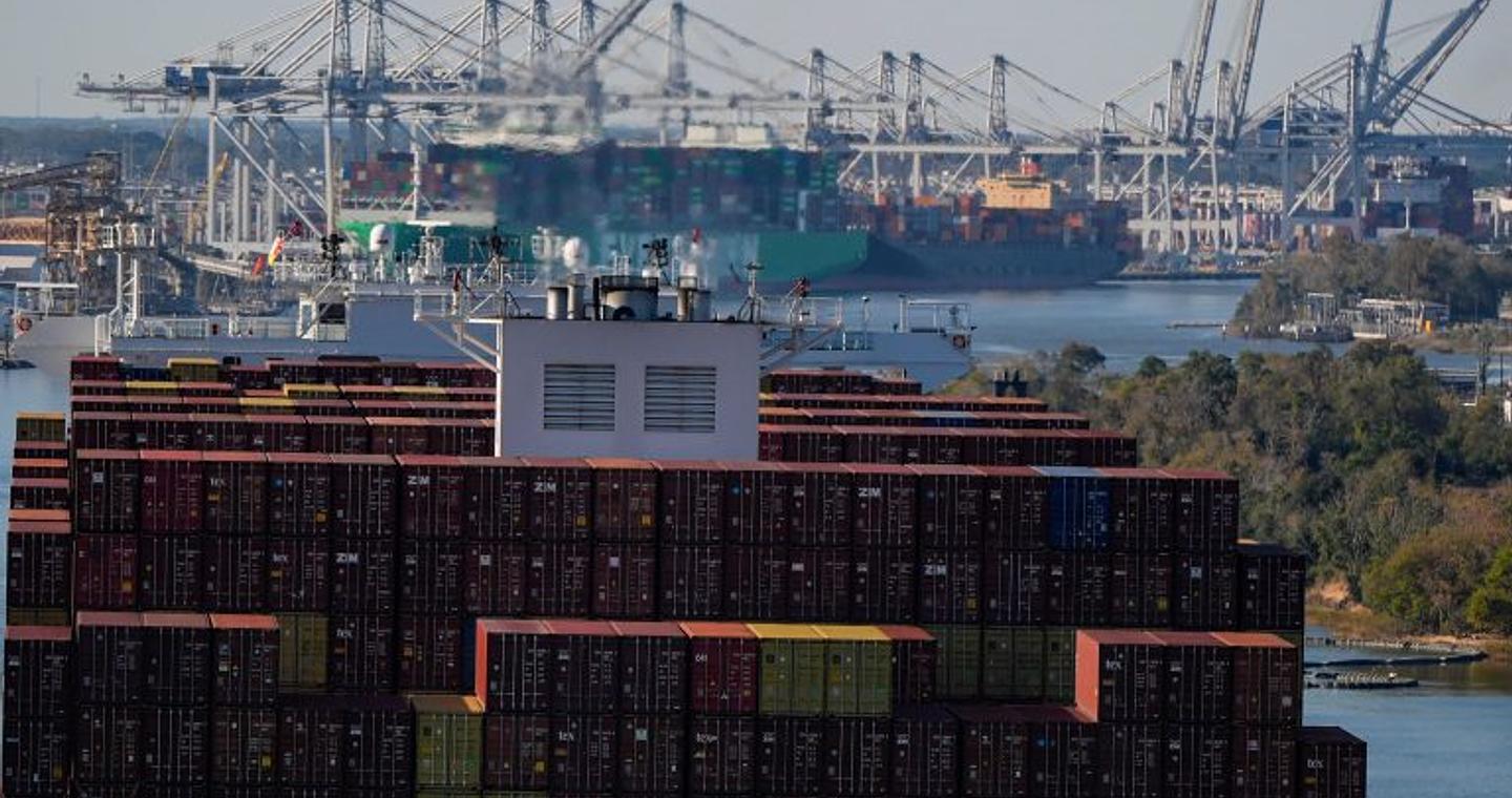 Οι ΗΠΑ σταματούν την είσπραξη δασμών που κρίθηκαν παράνομοι προαναγγέλλοντας νέους, ενώ η ΕΕ ζητά ξεκάθαρες απαντήσεις