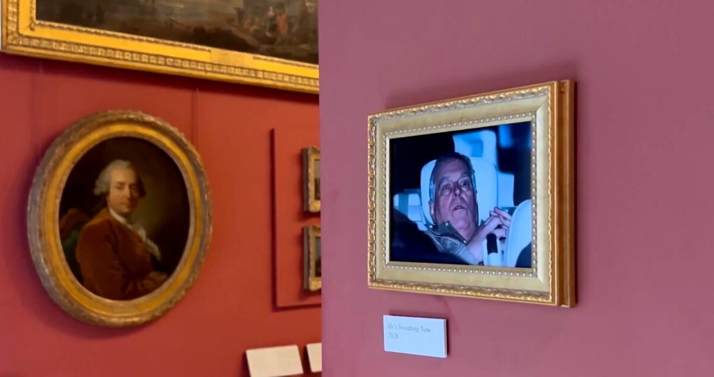 Πρίγκιπας Άντριου: Ακτιβιστές κρέμασαν στο Λούβρο τη φωτογραφία από τη σύλληψή του