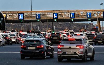 Μποτιλιάρισμα χιλιομέτρων και αλλεπάλληλα τροχαία: Η δύσκολη επιστροφή των εκδρομέων