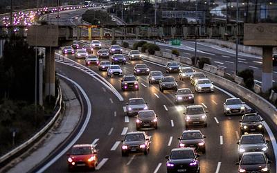 Η μεγάλη επιστροφή: Ουρές χιλιομέτρων και χιλιάδες αυτοκίνητα στους δρόμους της χώρας