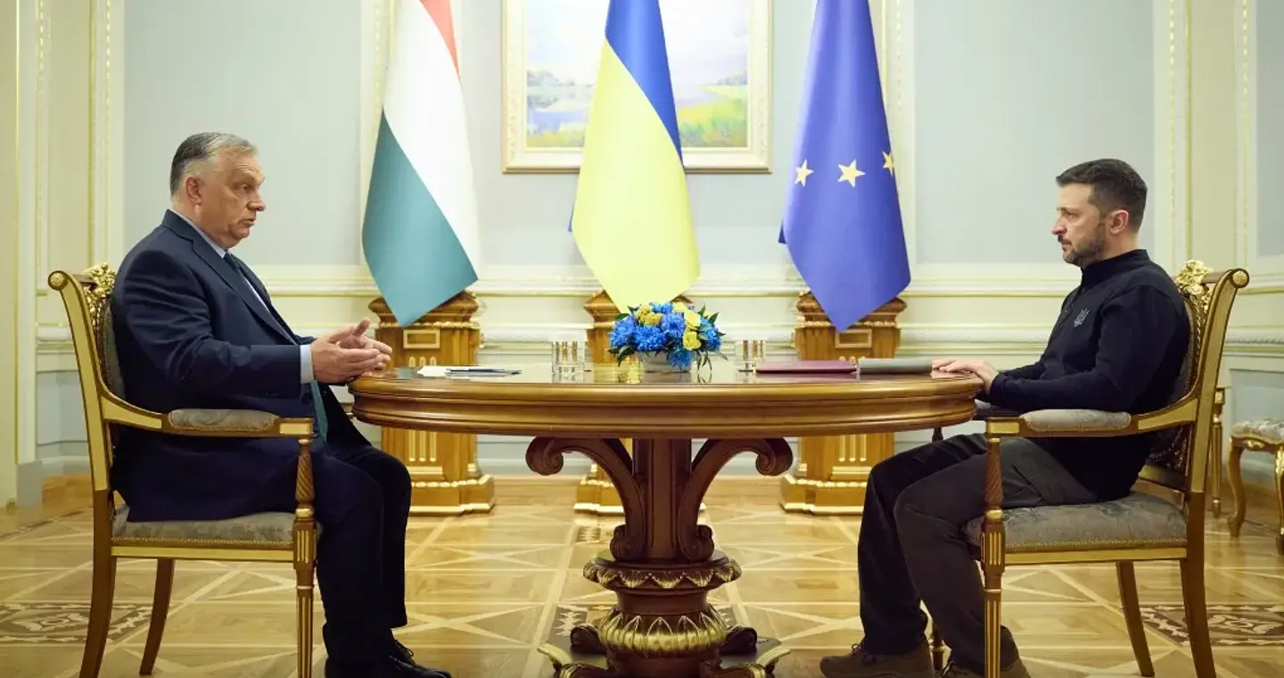 Ο Όρμπαν απειλεί με «μπλακ άουτ» τον Ζελένσκι