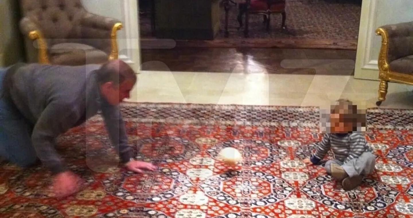 Ο έκπτωτος πρίγκιπας Άντριου, ένα μωρό και μια μπάλα σε σχήμα γυναικείου στήθους