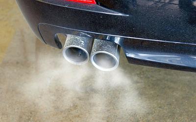 Η μεγάλη επιστροφή της βενζίνης: Γιατί οι κολοσσοί εγκαταλείπουν τα ηλεκτρικά αυτοκίνητα