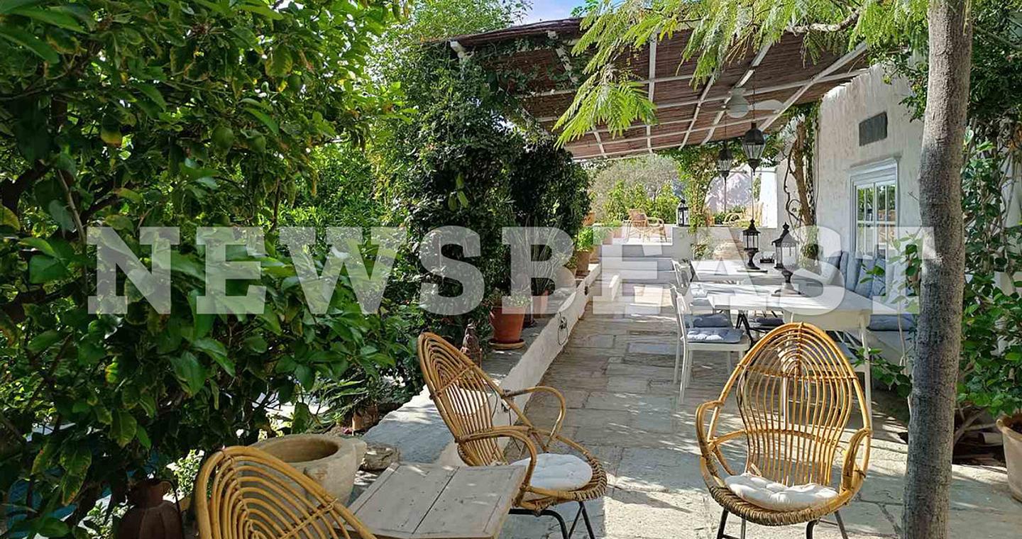 Η κατοικία Ζερβουδάκη – Remusat στην Ύδρα, o Μπράντ Πιτ, η Καρολίνα του Μονακό, η οικογένεια του Σπύρου Νιάρχου και η κόρη του Μιτεράν, Μαζαρίν Πινζό