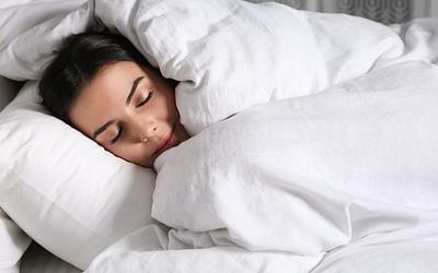 Τι αλλάζει στον ύπνο μας: Η ιταλική τάση που εκτοπίζει τις κουβέρτες