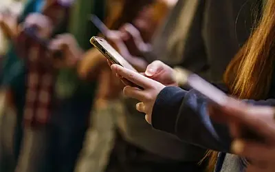 Γιατί όλοι εγκαταλείπουν το iPhone 17 Pro Max; Η ανατροπή που ξαφνιάζει