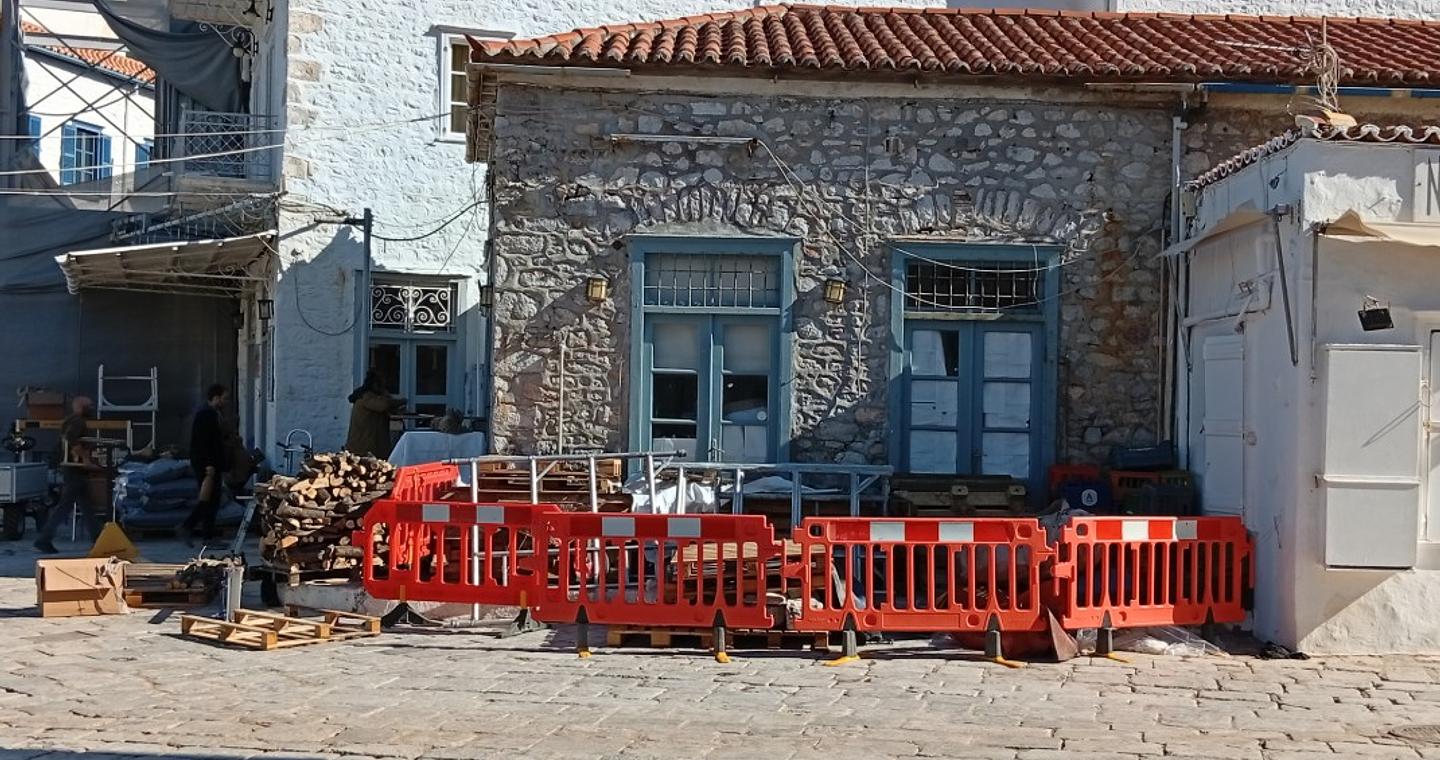 Η Υδρα στους ρυθμούς του Μπραντ Πιτ – Τι λένε κάτοικοι στην «Κ»