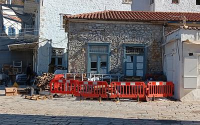 Χολιγουντιανή απόβαση στην Ύδρα: Ο Μπραντ Πιτ μεταμορφώνει το νησί σε πλατό