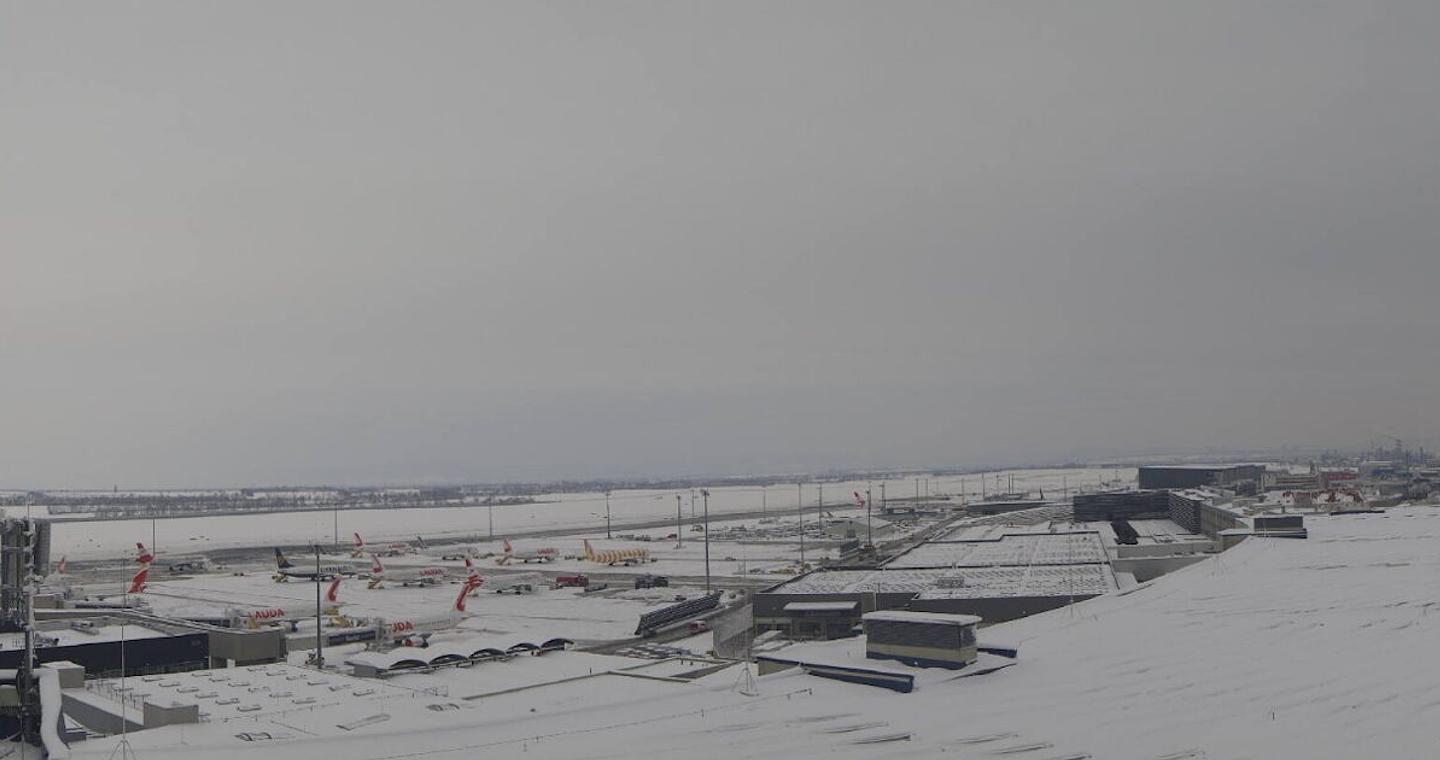 Βιέννη: Αεροπλάνα καθηλώθηκαν στο αεροδρόμιο εξαιτίας της πυκνής χιονόπτωσης, εισερχόμενες πτήσεις εκτρέπονται σε άλλα