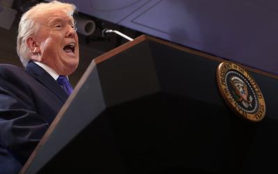 Αποφασισμένος ο Τραμπ: Το σχέδιο για καθολικούς δασμούς που παρακάμπτει τους δικαστές