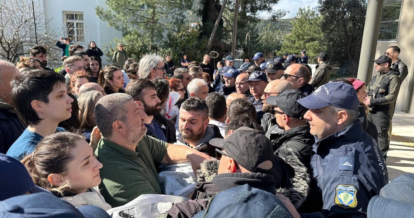 Μυτιλήνη: Νέα ένταση με Άδωνι Γεωργιάδη, υγειονομικούς και αστυνομία – Καταγγέλλουν αποκλεισμό οι εργαζόμενοι