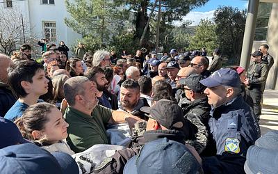 Ένταση στη Μυτιλήνη: Αστυνομικός κλοιός και οργισμένες διαμαρτυρίες για τον Άδωνι Γεωργιάδη