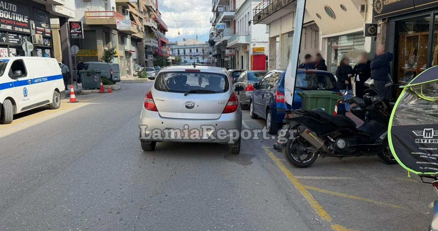 Αυτοκίνητο παρέσυρε δύο νεαρούς στο κέντρο της Λαμίας